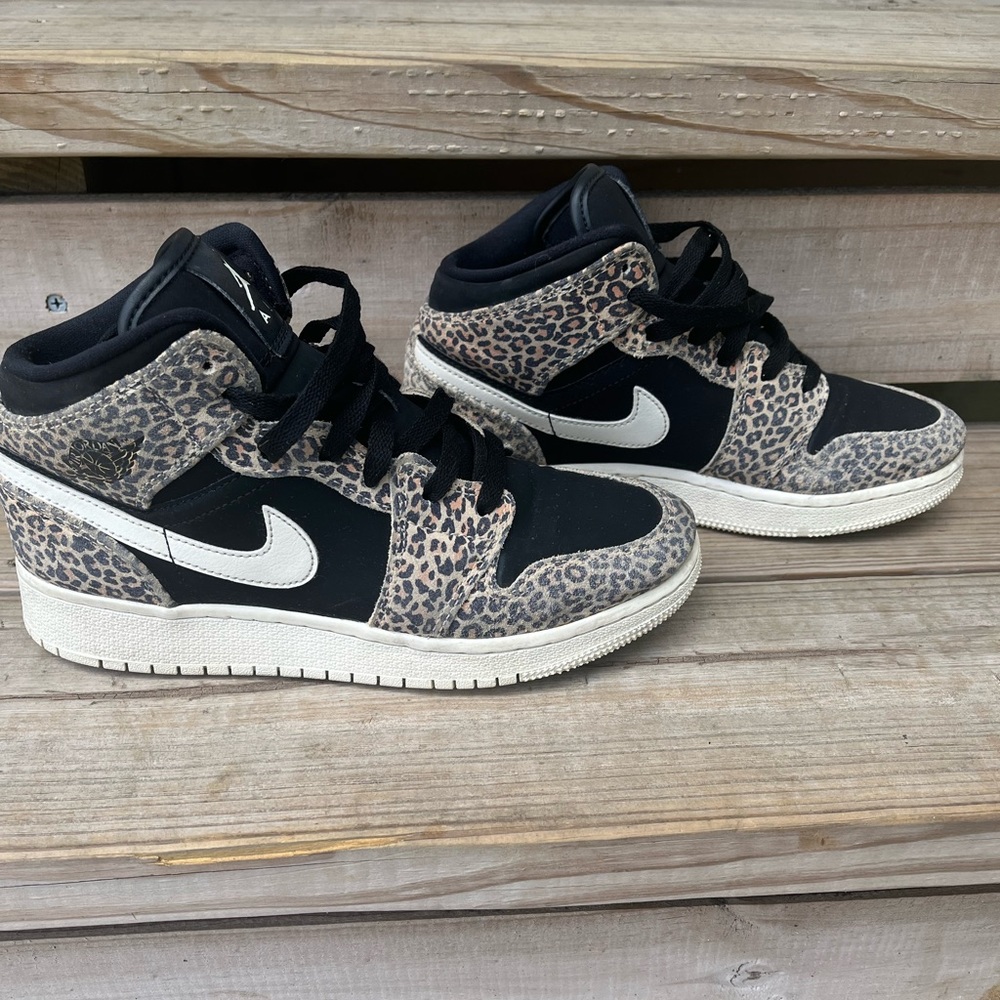 GS 5 Jordan 1 mid’s. Fit women’s size 6.5.